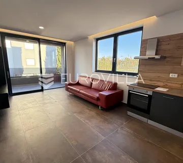 Istra, Medulin, dvosobni stan novogradnje na neponovljivoj lokaciji, 1. kat, 53 m², 50m od mora