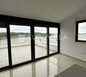 Medulin, trosoban stan s pogledom more neto korisne površine od 133 m²