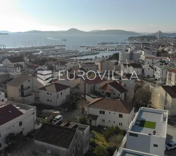 Vodice, NOVOGRADNJA, penthouse s krovnom terasom i pogledom na more, 141,80 m²