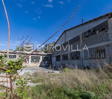 Industrijski kompleks s više hala na atraktivnoj lokaciji, ukupna površina: 3452 m - Bribir, Vinodolska općina