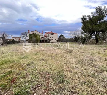Istra, Valbandon - građevinska parcela na mirnoj lokaciji, 1940 m2 te kuća 146 m2 - Valbandon, Fažana