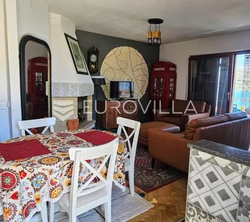 Trogir, stan 59,2 m² s prekrasnim pogledom, od mora i plaže 50 m