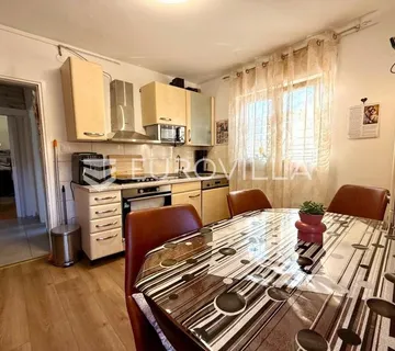 Krk, dvosobni apartman s prostranom terasom, pogledom i parkingom - cover