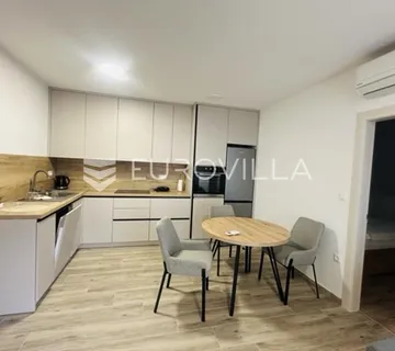 Istra, Pula, moderan dvosoban stan 52 m², s vrtom, širi centar grada