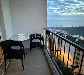 Rijeka, Škurinje, uređen trosoban stan, lođa s panoramskim pogledom