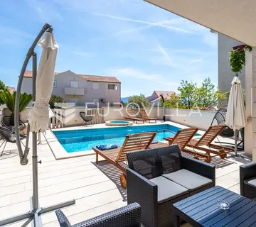 Brač, Bol, manji obiteljski hotel s restoranom, 1.000 m² - cover