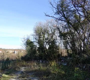 Kastav, građevinski teren na mirnoj lokaciji, moguća parcelacija na 3 terena