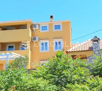 Otok Lošinj, kuća sa četiri apartmana, 220 m², na mirnoj lokaciji blizu mora - cover