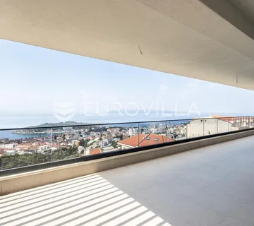 Makarska, prostran trosoban stan s privatnim bazenom i panoramskim pogledom na more