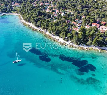 Mali Lošinj, samostojeća kuća s stanom i tri manja apartmana, 180 m od mora