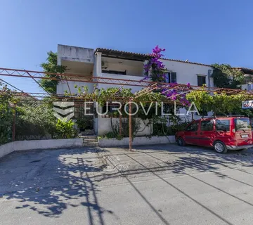 Supetar, apartmanska kuća blizu mora