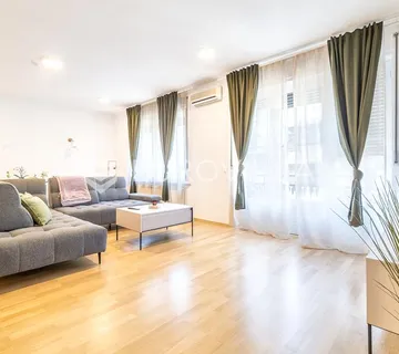 Zagreb, centar, trosoban stan 128 m² s dva balkona i garažom, lift - cover