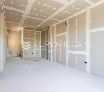 Omiš, trosoban stan u novogradnji na mirnoj lokaciji okruženoj zelenilom
