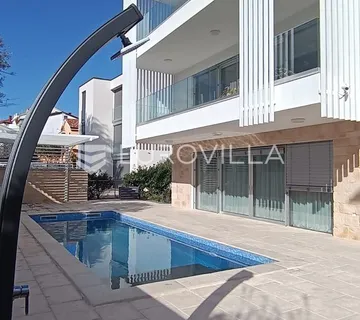 Krk, luksuzan stan s bazenom, 113 m² NOVOGRADNJA - Muraj, Krk