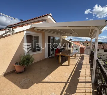 Vodice, kuća s 5 apartmana, 278 m²