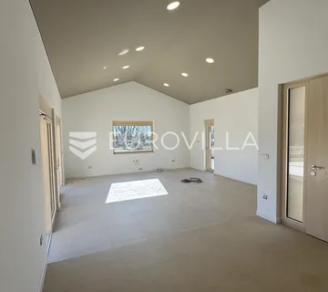 Istra, Majkusi, moderna prizemnica 160 m² s grijanim bazenom i uređenom okućnicom - Majkusi, Višnjan