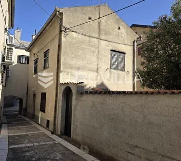 Senj, kuća na odličnoj lokaciji u centru od 52 m² sa 87 m² vrta, idealna za život ili odmor
