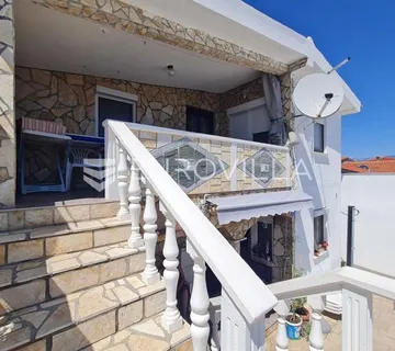 Vir, nekretnina na izvrsnoj lokaciji, 40 m od mora, s dva odvojena apartmana