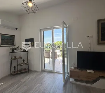 Istra, Rovinj, top lokacija: Prostrani dvosoban stan 100m2 na 2. katu s pogledom na more - cover