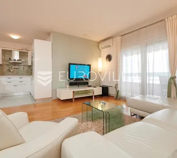 Trogir, Saldun, dvosoban stan površine 90 m2 s pogledom na more - cover