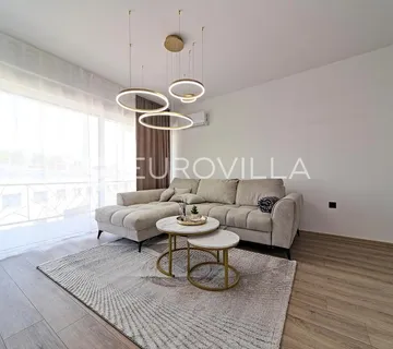 Osijek, Cvjetno naselje, četverosoban stan od 111 m² s terasom i parkirnim mjestom