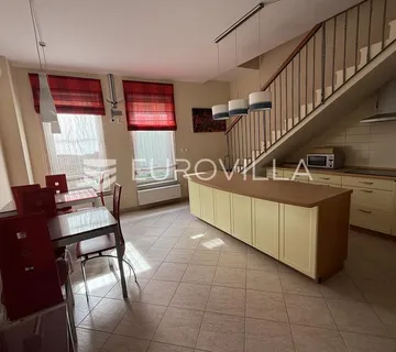 Osijek, Centar grada, na prodaju kuća površine 123 m² u staroj gradskoj jezgri - cover