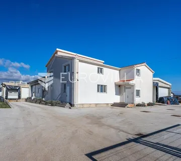 Sinj, Kukuzovac, poslovna zgrada u gospodarskoj zoni, površine 1.648 m² - cover