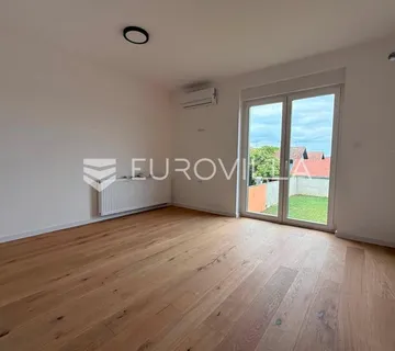 Čepin, dvosoban stan s balkonom i parkirnim mjestom, 39 m²