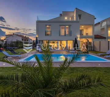 Istra, Poreč, luksuzna vila 244 m2 s bazenom i velikom uređenom okućnicom, pogled na more - Nova Vas