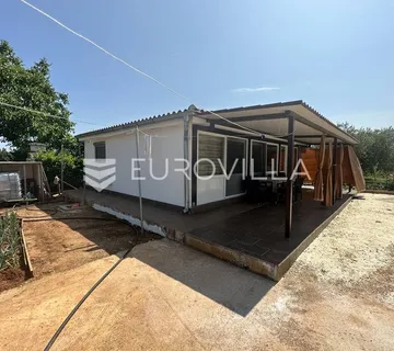 Medulin, legalizirana kućica 65 m² na velikoj okućnici