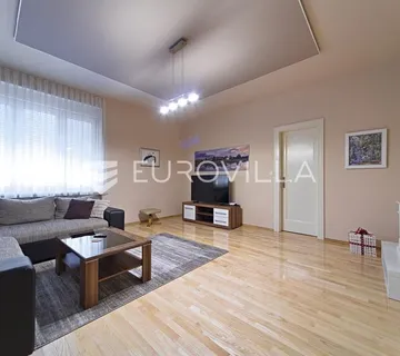 Osijek, Centar, najam uređenog četverosobnog stana površine 94 m²