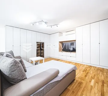 Zagreb, Centar, Draškovićeva, dvoetažan trosoban stan površine 85 m² strogi centar grada