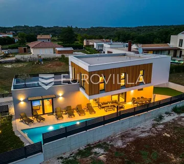 Istra, Svetvinčenat, luksuzna vila s bazenom - cover