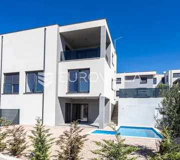 Vodice, moderna dvojna kuća s bazenom, novogradnja 169,89 m²