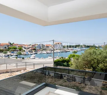 Zadar, Sukošan, luksuzni trosobni stan s terasom i pogledom na more