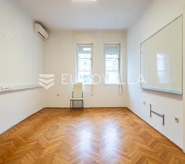 Split, Bačvice, peterosoban stan za dugoročan najam, poslovna djelatnost
