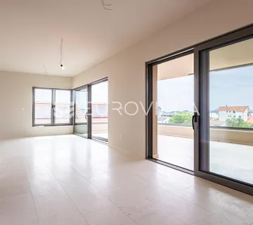 Vodice, luksuzan trosoban penthouse, 157,59 m² s panoramskim pogledom na more i prostranim terasama