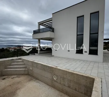 Vodice, S2, luksuzan četverosoban stan s bazenom, garažom i panoramskim pogledom na more - cover