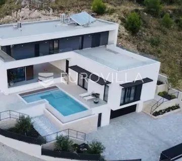 Split, Klis vila s bazenom garažom te gostinjskom kućom sve s pogledom na more
