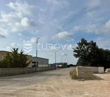 Istra, Svetvinčenat - 2377 m2 građevinskog zemljišta u industrijskoj zoni - Bibići