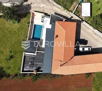 Istra, Tinjan okolica, impresivno imanje od 600 m² s bazenom, konobom i velikim potencijalom