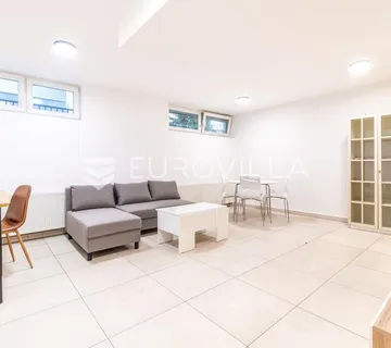 Zagreb, Jarun funkcionalan trosoban stan u suterenu 65 m²