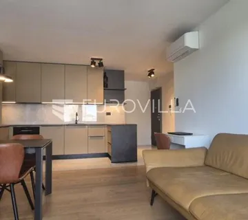 Split, Žnjan, moderan dvosoban stan s garažnim mjestom, prvi najam