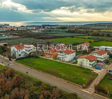 Istra, Novigrad, građevinsko zemljište 1.858 m2 stambene namjene - Bužinija, Novigrad