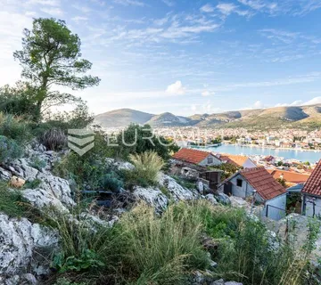 Trogir, Čiovo, građevinsko zemljište s pogledom na stari grad, ukupne površine 3.300 m²
