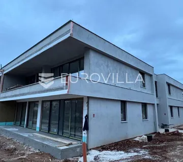 Rovinj, okolica, stan u modernoj novogradnji s vrtom i parkirnim mjestom - Sošići