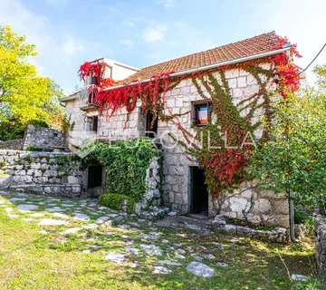 Imotski, Lovreć, jedinstvena kamena kuća - cover