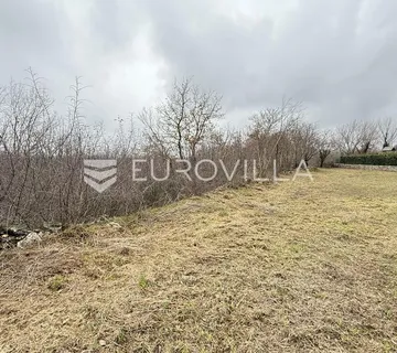 Istra, Smoljanci, građevinsko zemljište 897 m² s ishodovanom dozvolom za kuću, mirna lokacija - Smoljanci, Svetvinčenat