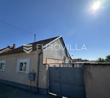 Vukovar, Sajmište, kuća s velikom parcelom 674 m²