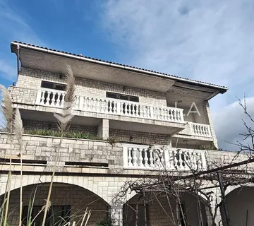 Rijeka, Hosti, obiteljski stan 140 m² u tihom i uređenom naselju blizu škole i vrtića - cover
